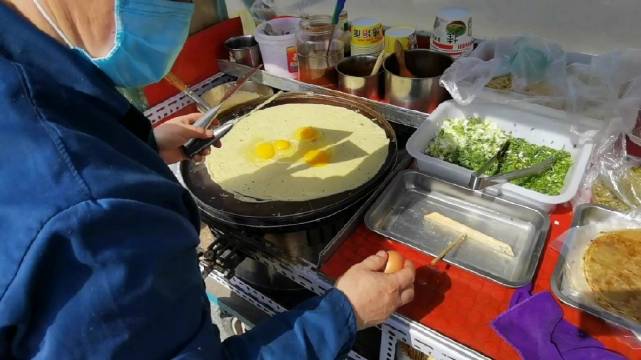 #吃这么胖# 看看4个鸡蛋的煎饼是如何摊的...